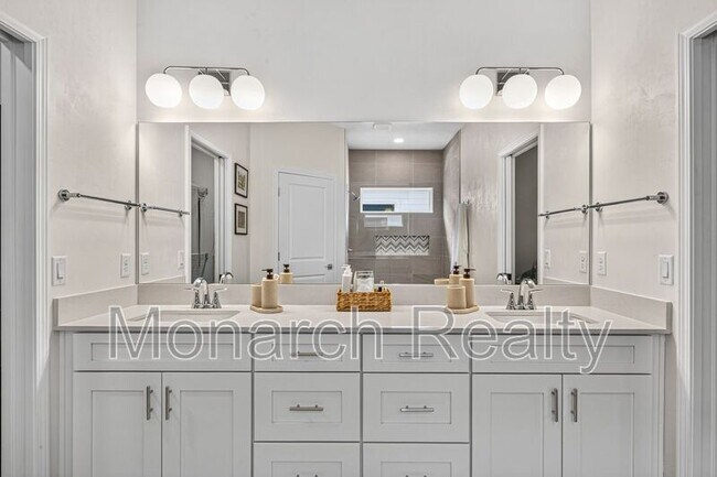 Building Photo - 1075 SW 66th Ter