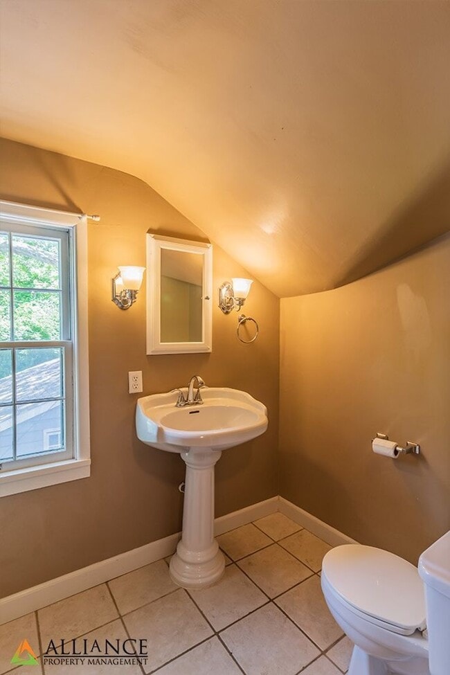 Building Photo - Spacious home close to KSU Campus!