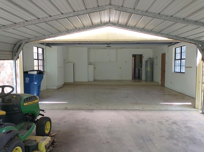 Building Photo - 606 Hillcrest Cir