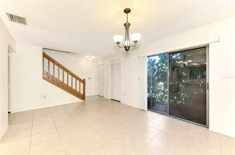 Building Photo - 979 Sunridge Dr