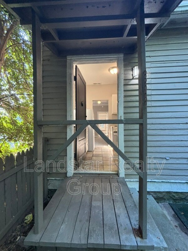 Building Photo - 2127 Grinstead Dr