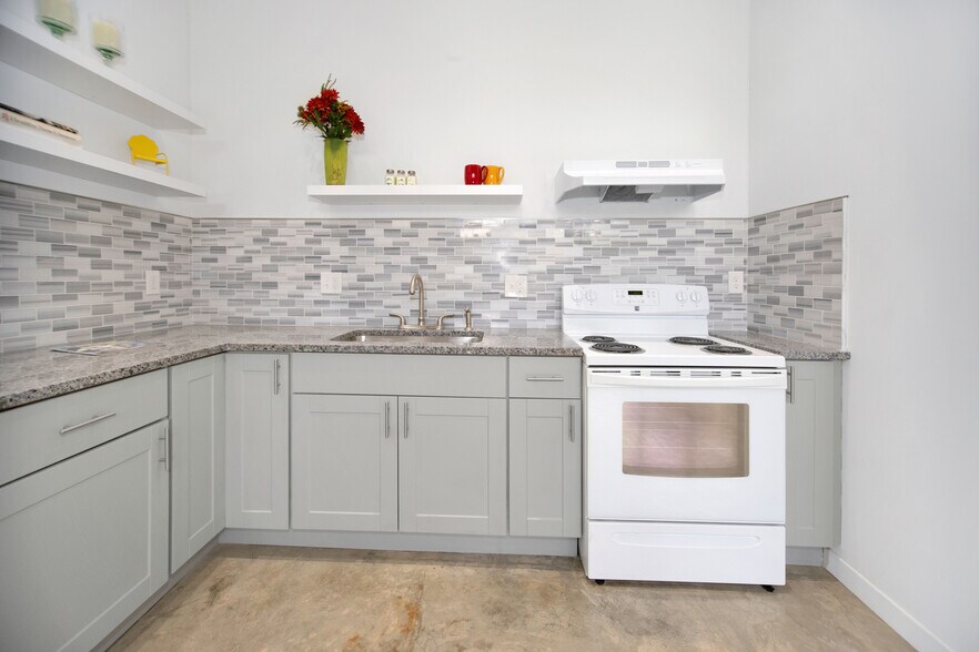 Building Photo - 470 Brainard St