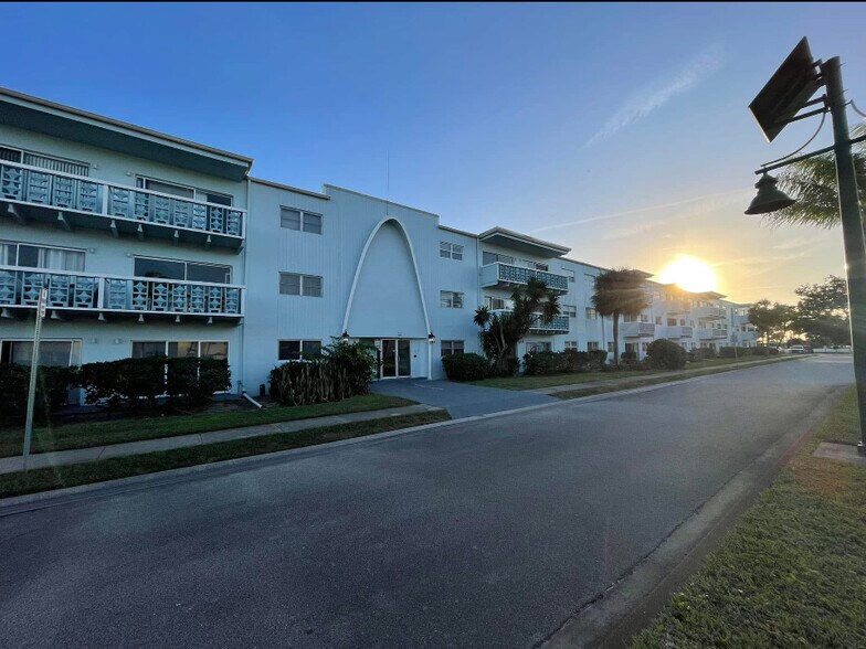 Building Photo - 223 Columbia Dr