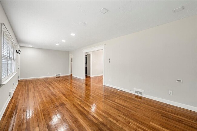 Building Photo - 2229 Beecher Cir SW