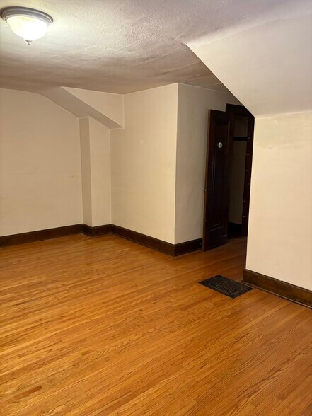 Building Photo - 168 Harding St