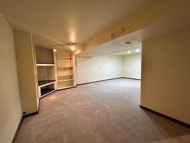 Building Photo - Gorgeous 4 Bedroom Townhome Steps from Boulder Country Club