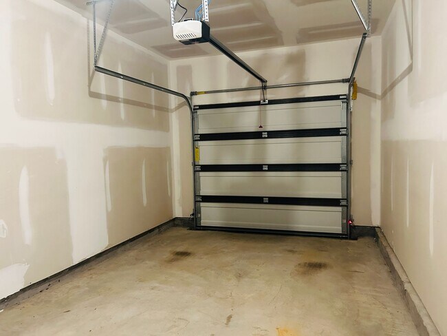 Building Photo - ***MOVE IN SPECIAL -$500 OF FIRST 2 MONTHS RENT WITH A MARCH 31ST OR SOONER MOVE IN DATE***Step i...