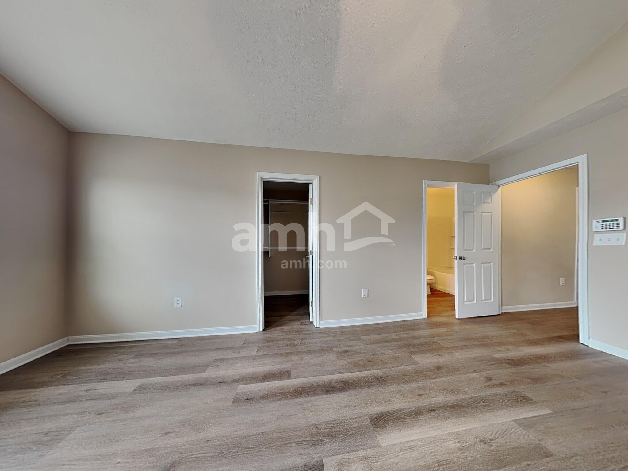 Building Photo - 310 Hennepin Dr