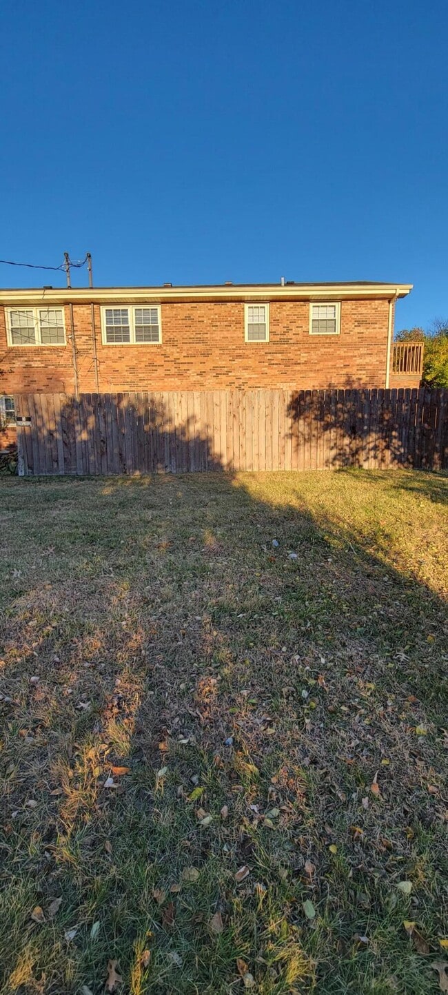 Building Photo - 404 Chapman Ct