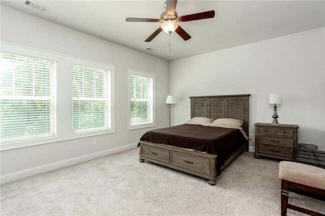 Building Photo - Large 3 Bedroom Luxury Townhome on Silver ...