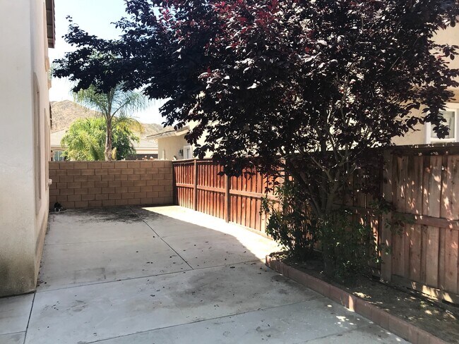Building Photo - Spacious 5 bedroom with 3 car garage for rent