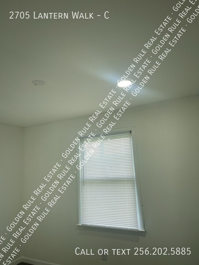 Building Photo - 2705 Lantern Walk SE