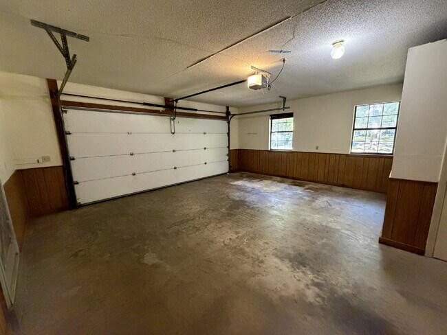 Building Photo - Home For Rent