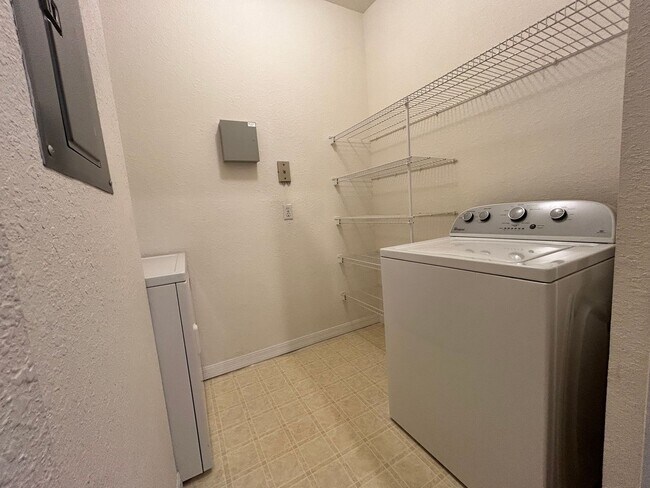 Building Photo - Spacious 2BR/2BA Visconti Condo with Washe...