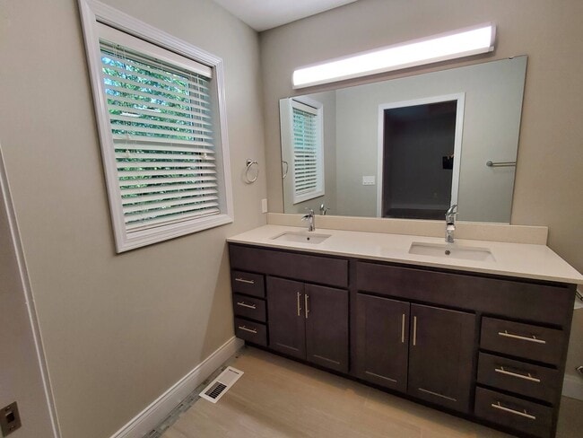 Building Photo - Extraordinary Townhome in Carbondale's South West