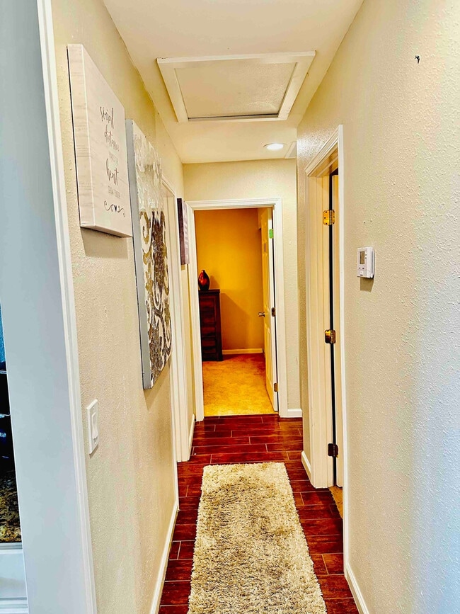 Building Photo - 660 Sunnyside Ave