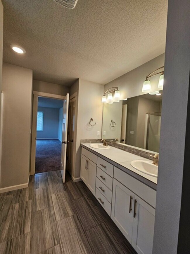 Building Photo - 5Bd/3Ba Two Story House - For viewing!