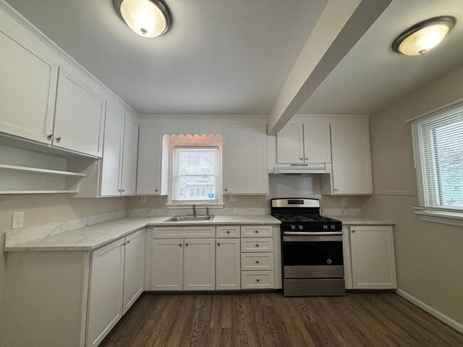 Building Photo - 3 Bedroom 1.5 Bath House - Parking/Laundry Hook-Ups!