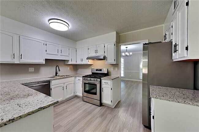 Building Photo - 9880 Lake Forest Way