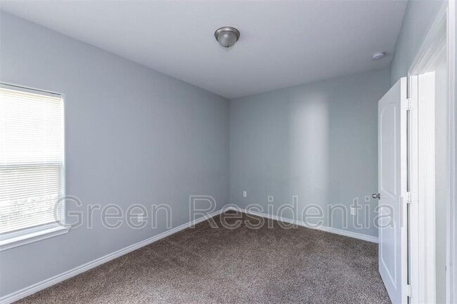 Building Photo - 16948 W Ivanhoe St