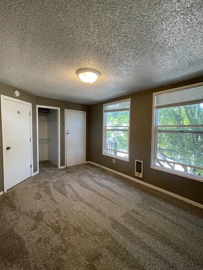 Building Photo - Spacious 3-Bedroom, 1.5-Bathroom Apartment in NW Portland