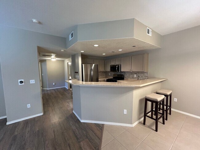 Building Photo - Charming Condo | 2 Bed / 2 Bath | Garage |...