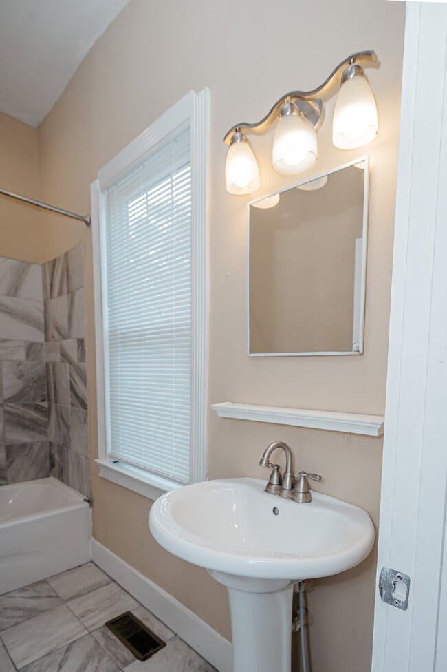 Building Photo - Renovated 2 Bed 2 Bath Charleston Victorian Home