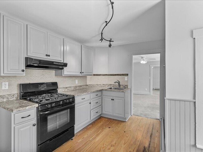 Building Photo - 28 Van Buren St