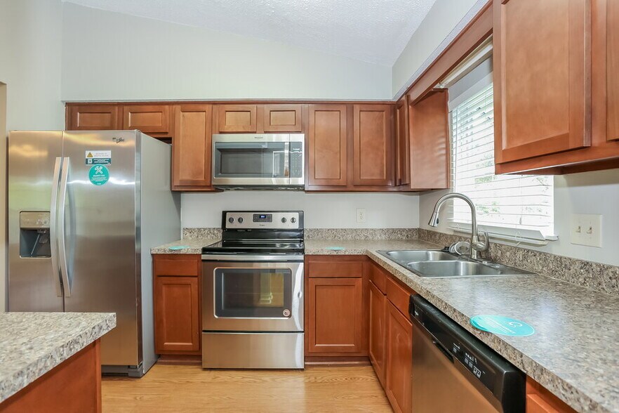 Building Photo - 3709 Foxcroft Rd
