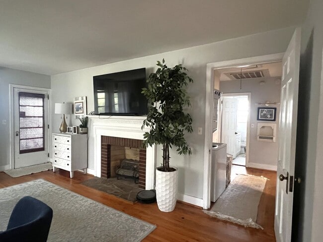 Building Photo - 2 Bedroom | 1 Bathroom Home – Downtown Charleston - Available January 1!