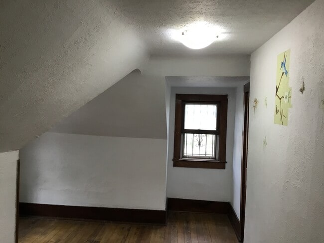 Building Photo - 831 S Cascade Ave