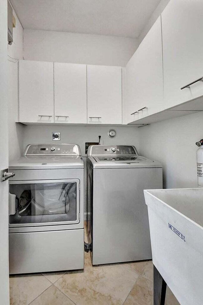 Building Photo - 3567 Commodore Cir