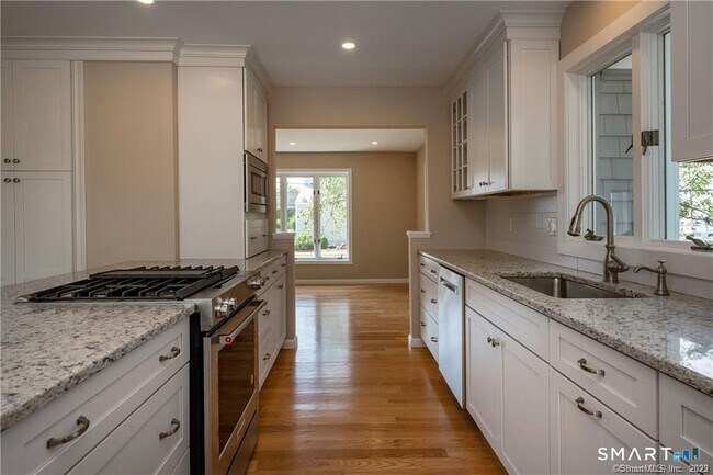 Building Photo - 6 Leeway Dr
