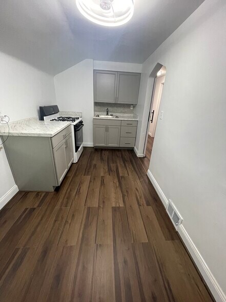Kitchen - 228 Ridgewood Ave