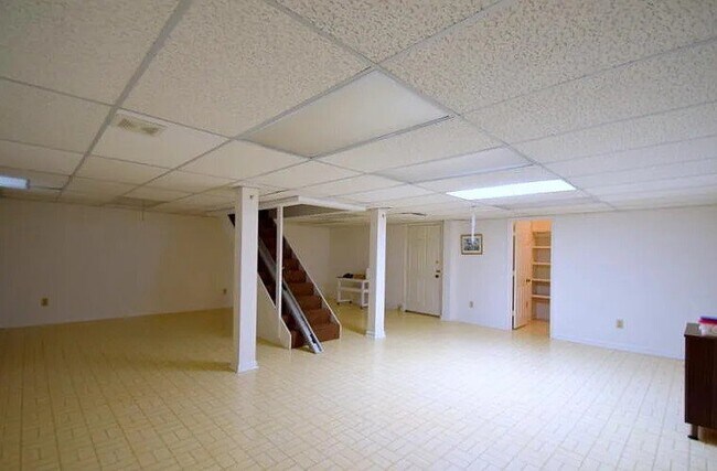 Building Photo - 614 Stivers Rd