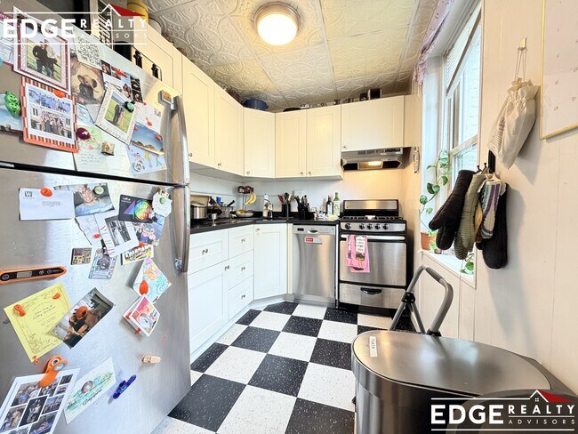 Building Photo - 264 Kelton St