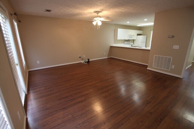 Building Photo - 3bed/3bath Donahue Crossing Condominiums