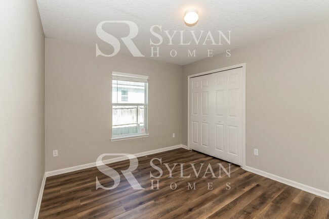 Building Photo - Don't miss out on this lovely 3BR 2BA home