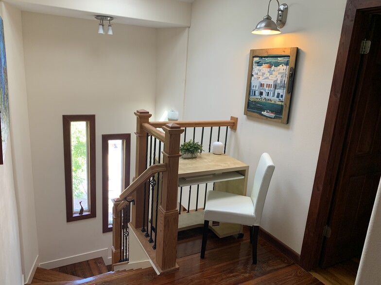 #B room with laptop desk. - 905 Prospect Ave