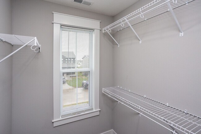 Building Photo - Like-New 4-Bedroom Home in Heritage Park –...