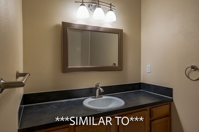 Building Photo - Two Bedroom Duplex in Great Neighborhood, Close to Schools! Pet Friendly!