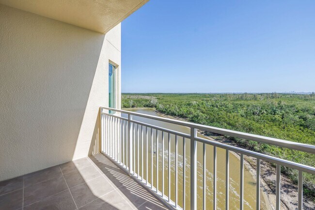 Building Photo - WATER VIEW CONDO 2/2 #714