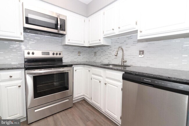 Building Photo - 721 Walden Cir