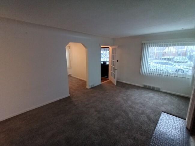 Building Photo - 3 bedroom 1 bathroom on the Westside NOW A...