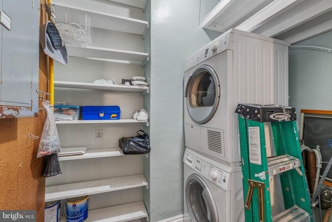 Building Photo - 4625 Pine St