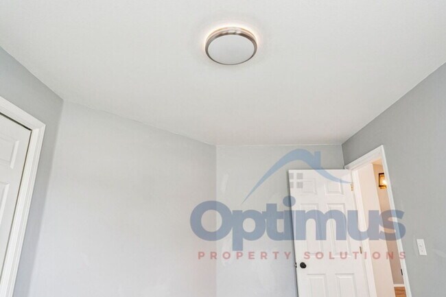 Building Photo - Charming & updated 2-bedroom, 2-bath home in one of Boise’s most convenient and sought-after loca...