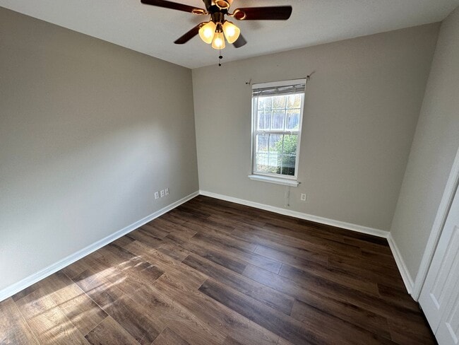 Building Photo - 4 bed 2 bath home with 2 car garage, covered patio, and fenced backyard