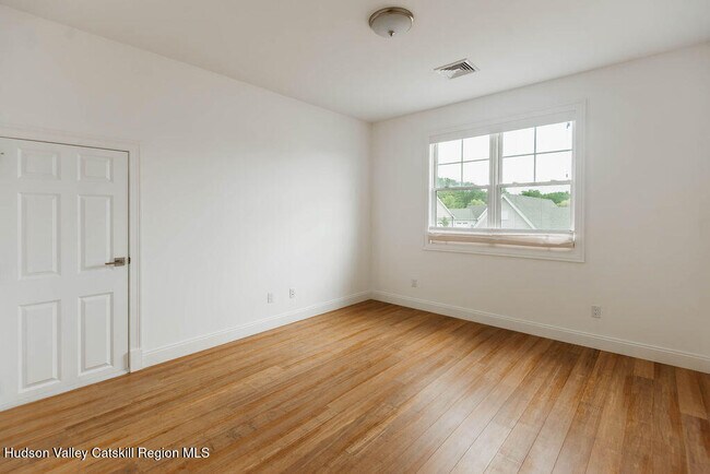 Building Photo - 43 Oakwood Ln