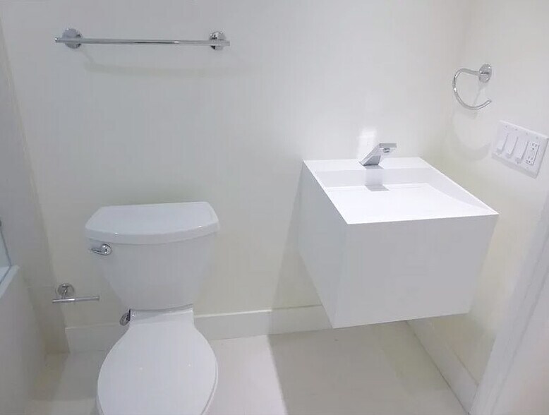 Building Photo - 520 Brickell Key Dr