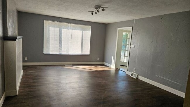 Building Photo - Spacious and privtae duplex in Tacoma